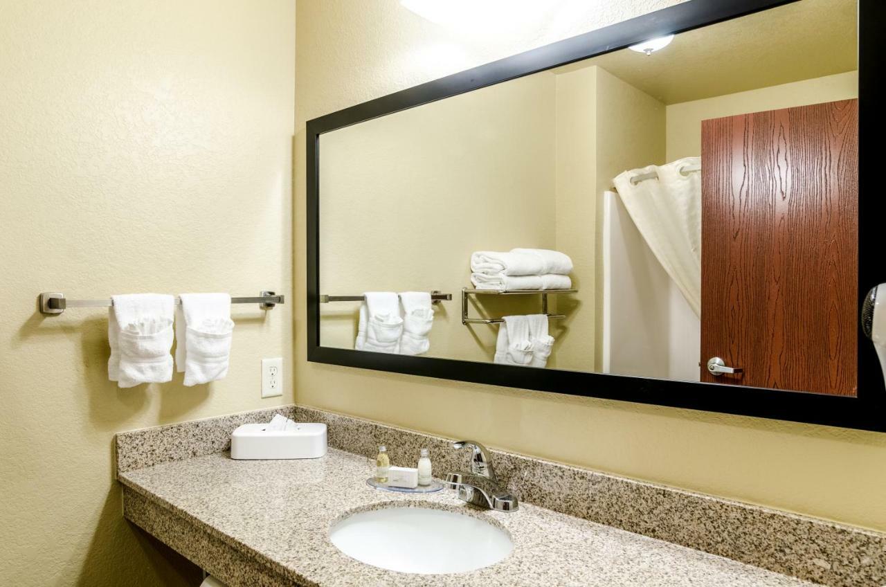 Cobblestone Inn & Suites-Kersey מראה חיצוני תמונה