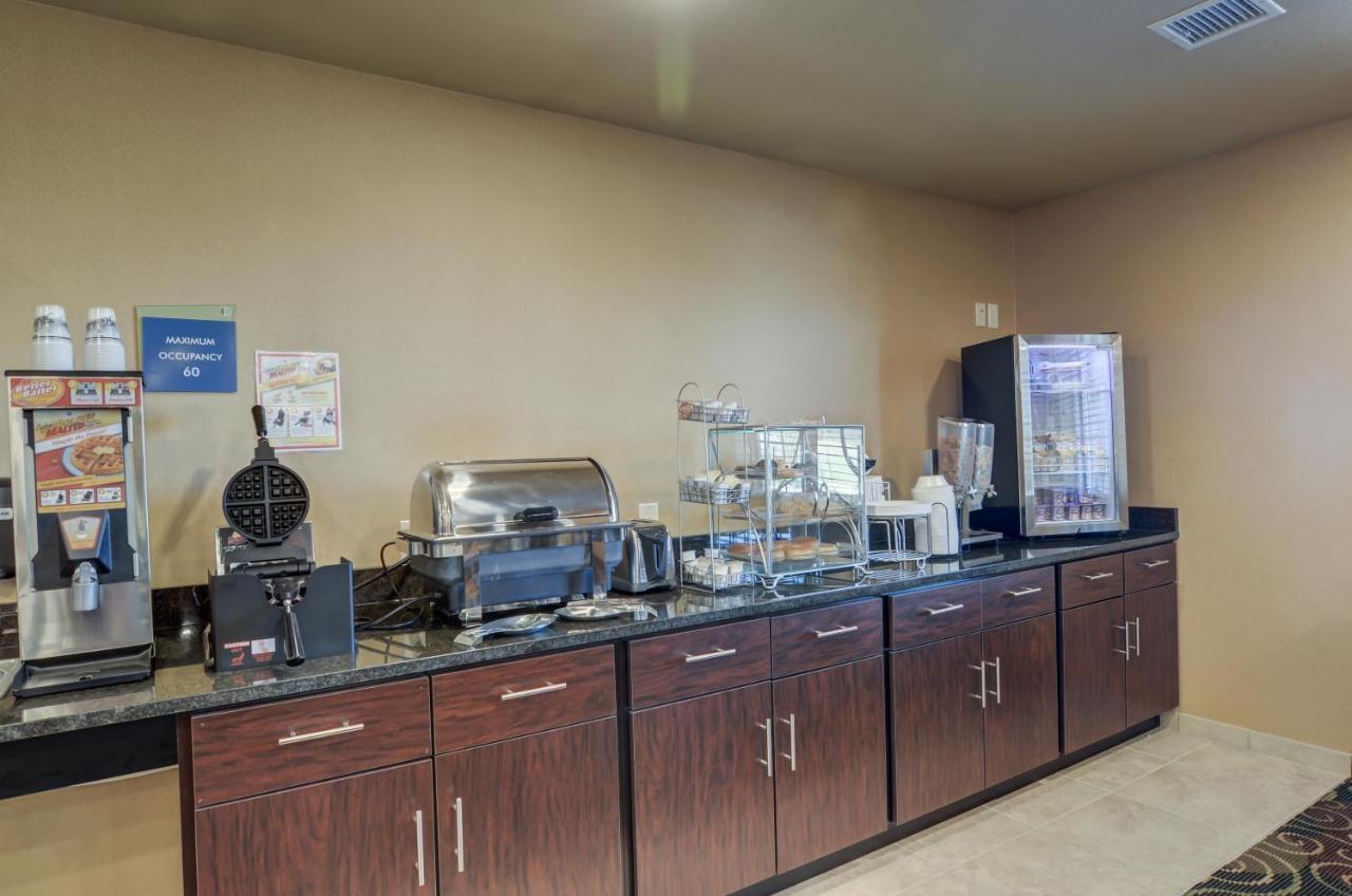 Cobblestone Inn & Suites-Kersey מראה חיצוני תמונה